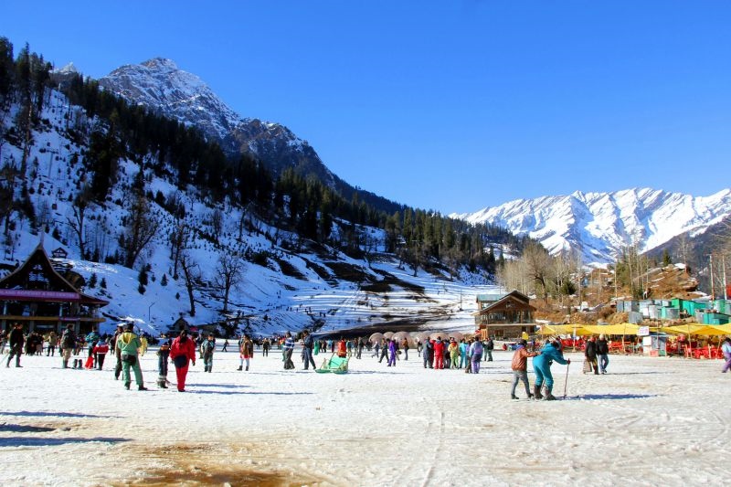 Manali valley covered in winter snow