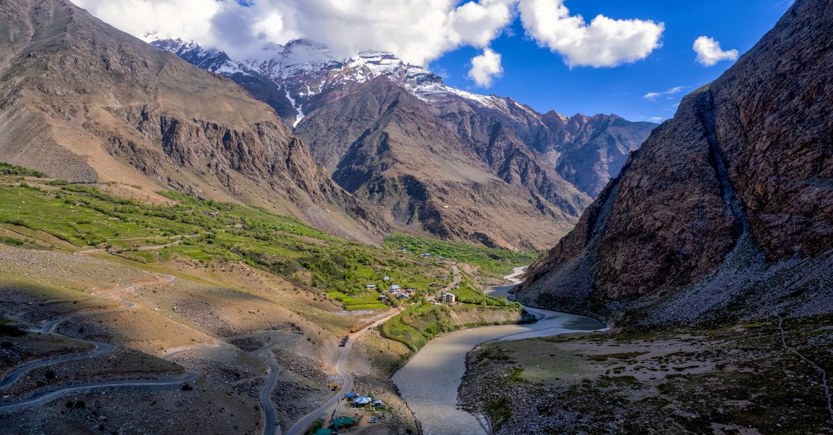 Mountain valley around Manali